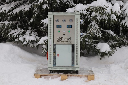 Дистиллированная вода и аккумулятор